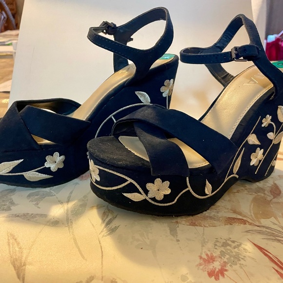 NAVY BLUE SUEDE EMBROIDERED PLATFORM SHOES W TIE BUCKLE 3”PLATFORMS N 5” HEELS - Picture 2 of 16